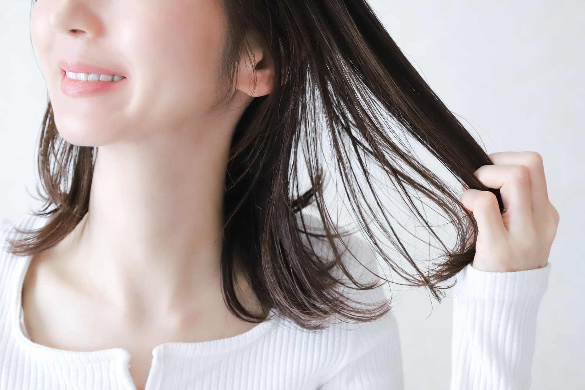 髪が痛む原因は？自宅で出来るヘアケア方法を解説